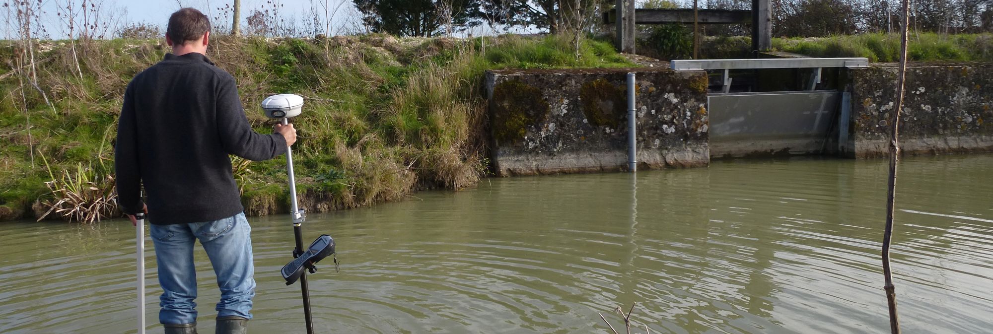 Pose d'une sonde de suivi des niveaux d'eau